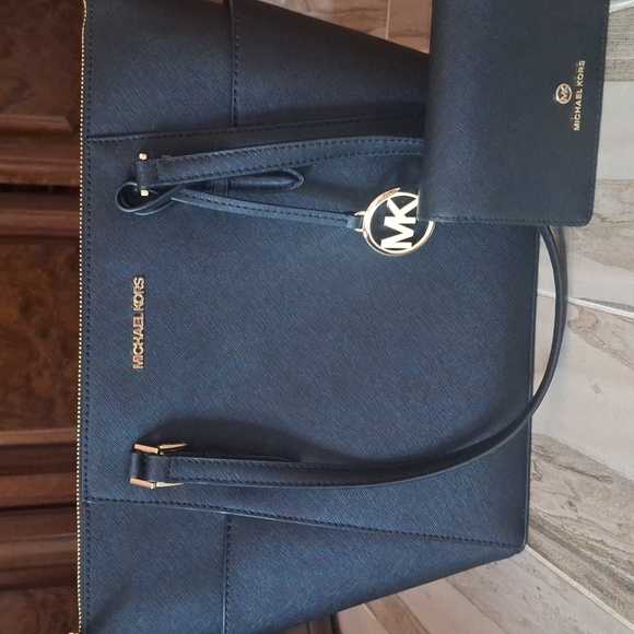 Michael Kors purse and Wallet - Picture 1 of 6
